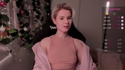 Snapshot of imnotmia chatting on December 22, 5:42 pm Mia online show from December 22, 5:42 pm