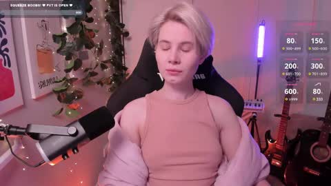 Snapshot of imnotmia chatting on February 22, 9:45 am Mia online show from February 22, 9:45 am