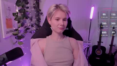 Snapshot of imnotmia chatting on March 9, 10:19 am Mia online show from March 9, 10:19 am