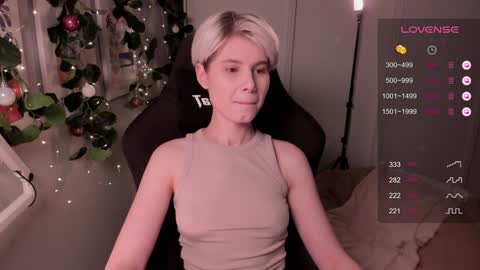 Snapshot of imnotmia chatting on December 19, 5:29 pm Mia online show from December 19, 5:29 pm