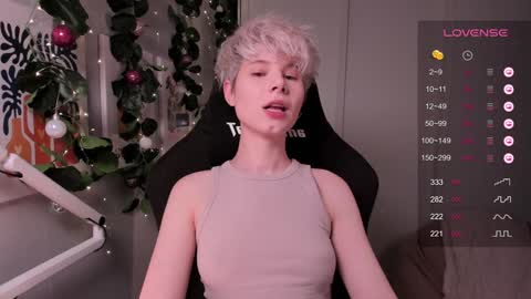 Snapshot of imnotmia chatting on December 6, 5:11 pm Mia online show from December 6, 5:11 pm