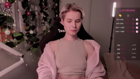 Snapshot of imnotmia chatting on December 23, 5:32 pm Mia online show from December 23, 5:32 pm