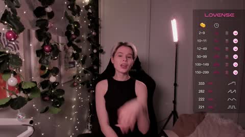 Snapshot of imnotmia chatting on December 18, 5:31 pm Mia online show from December 18, 5:31 pm