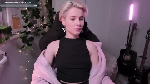 Snapshot of imnotmia chatting on February 8, 9:56 am Mia online show from February 8, 9:56 am