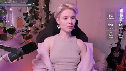 Snapshot of imnotmia chatting on February 9, 10:09 am Mia online show from February 9, 10:09 am