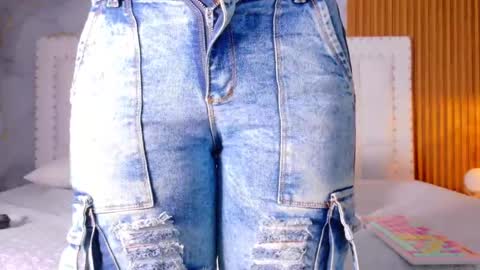 Snapshot of indiancutiie chatting on October 28, 7:52 pm LITTLE AINHOA online show from October 28, 7:52 pm