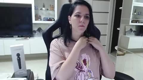 Snapshot of irwi_tomboy chatting on December 3, 3:44 pm Irwi Tomboy online show from December 3, 3:44 pm