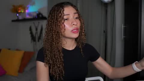 Snapshot of isa_____ chatting on October 29, 3:22 am isa_____ online show from October 29, 3:22 am