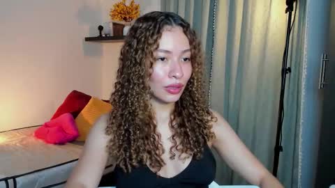 Snapshot of isa_____ chatting on October 18, 2:03 am isa_____ online show from October 18, 2:03 am