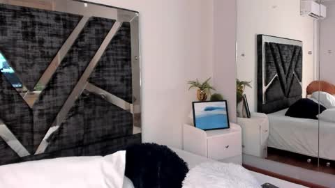 oIssaJonneso online show from February 21, 1:12 pm