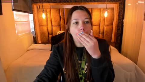 Snapshot of isa_thompson__ chatting on October 20, 11:46 am I S A online show from October 20, 11:46 am