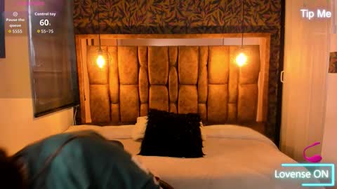 Snapshot of isa_thompson__ chatting on October 21, 11:47 am I S A online show from October 21, 11:47 am