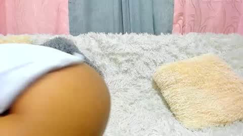 Snapshot of isabela_gonzalez_ chatting on February 19, 4:44 am ISA online show from February 19, 4:44 am
