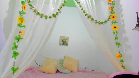 Snapshot of isabela_gonzalez_ chatting on December 10, 4:13 am ISA online show from December 10, 4:13 am
