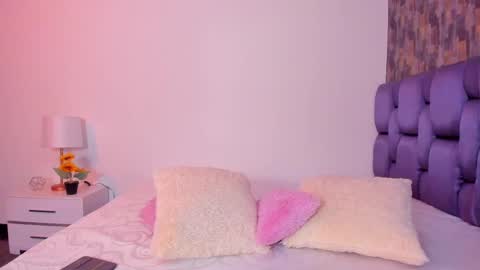 Snapshot of isabelaangell chatting on March 10, 11:27 pm Isabela Angell online show from March 10, 11:27 pm