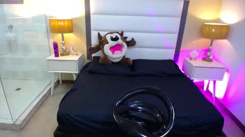 Isa Online 11pm to 5am Colombia time online show from October 12, 3:42 am