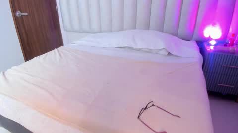 isabella_crofts online show from November 4, 2:05 am