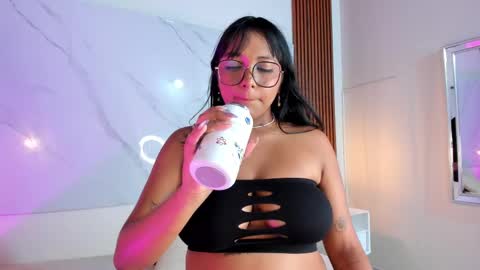 Snapshot of isabella_zc chatting on October 16, 8:00 pm isabella zc online show from October 16, 8:00 pm