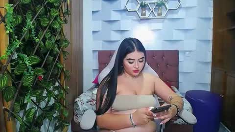 Snapshot of isabellaasweet chatting on October 17, 10:13 pm IsabellaaSweet online show from October 17, 10:13 pm