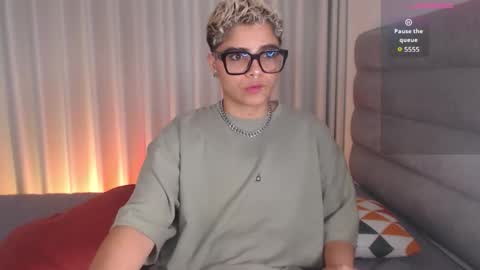 Isabella Mout  online show from December 18, 2:05 am