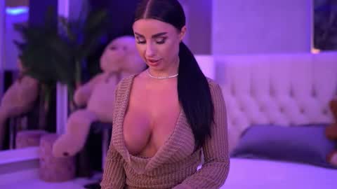 IsabelleHunt online show from September 10, 5:29 am