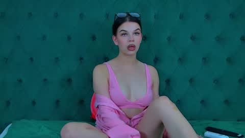 isabellevale online show from September 18, 11:20 am