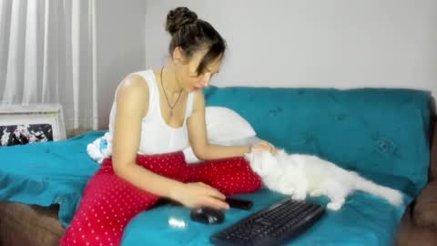 Issabelle online show from February 15, 5:30 am