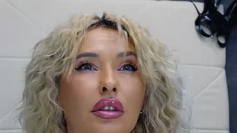 IssaSmyth online show from October 3, 7:13 am