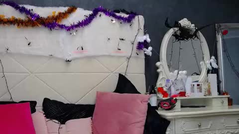 IssaSmyth online show from November 8, 8:19 am