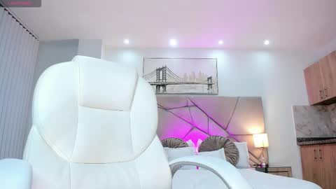 issi_loren online show from February 8, 10:12 pm