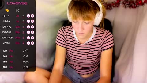 Snapshot of its_lily chatting on December 19, 2:01 am Lily online show from December 19, 2:01 am
