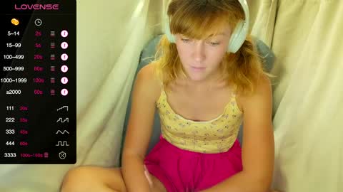 Snapshot of its_lily chatting on October 8, 1:43 am Lily online show from October 8, 1:43 am