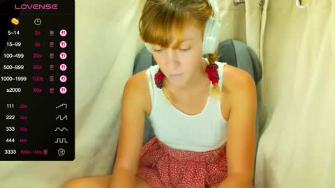 Snapshot of its_lily chatting on October 15, 12:13 am Lily online show from October 15, 12:13 am