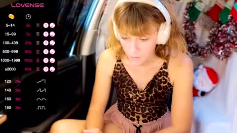 Snapshot of its_lily chatting on December 14, 10:39 pm Lily online show from December 14, 10:39 pm