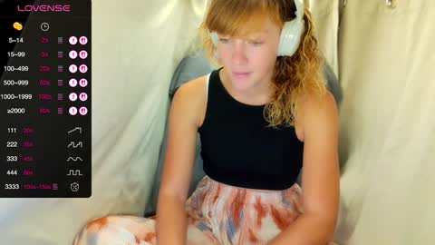 Snapshot of its_lily chatting on October 30, 1:19 am Lily online show from October 30, 1:19 am