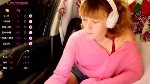 Snapshot of its_lily chatting on December 11, 12:33 am Lily online show from December 11, 12:33 am