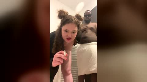 itsaphroditeee online show from April 18, 7:33 am