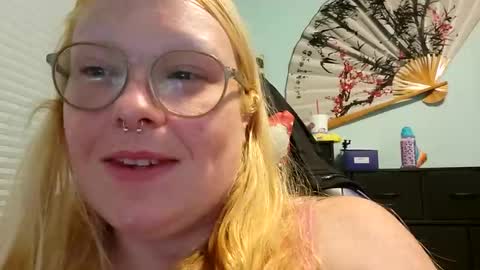 Itsglitchh222 online show from September 17, 8:45 am
