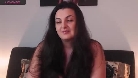 Snapshot of itsyourlady chatting on February 12, 10:03 am Melissa Khaan online show from February 12, 10:03 am