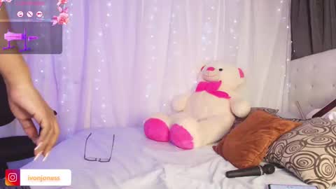 Snapshot of ivonjoness chatting on February 28, 4:32 am Ivon Miss Jones online show from February 28, 4:32 am