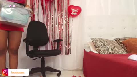 Snapshot of ivonjoness chatting on February 15, 5:09 am Ivon Miss Jones online show from February 15, 5:09 am