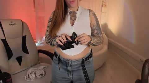 Snapshot of ivyhoney chatting on October 25, 8:33 am IVY - Follow me 3 online show from October 25, 8:33 am