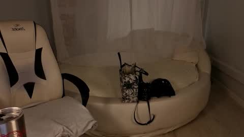 Snapshot of ivyhoney chatting on October 21, 10:30 am IVY - Follow me 3 online show from October 21, 10:30 am