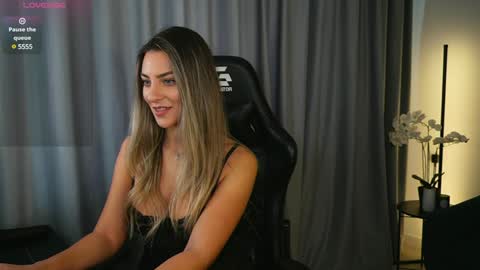 Snapshot of izy_bellee chatting on January 30, 10:08 am izy bellee online show from January 30, 10:08 am