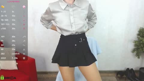 Snapshot of izzy_cam chatting on October 14, 6:05 am Queen of nylon Victoria online show from October 14, 6:05 am