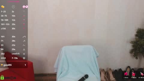 Snapshot of izzy_cam chatting on October 29, 5:45 am Queen of nylon Victoria online show from October 29, 5:45 am