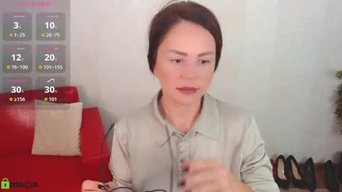 Snapshot of izzy_cam chatting on September 18, 5:28 am Queen of nylon Victoria online show from September 18, 5:28 am