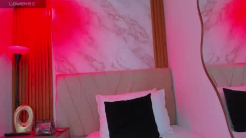j_belle_ online show from August 6, 9:33 pm