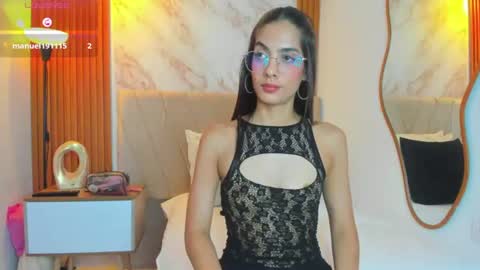 j_belle_ online show from August 5, 9:32 pm