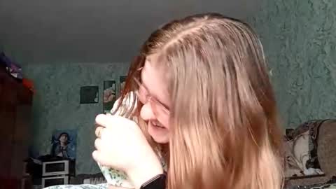 I am Vanessa Help me reach 10 Thumbs Up online show from October 18, 8:50 am